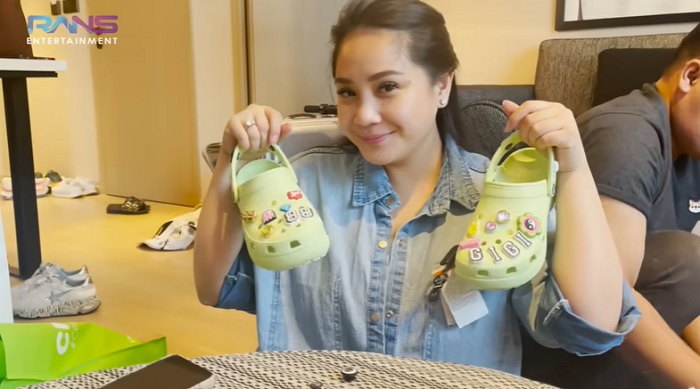 Sempat Ditanya Nitizen, Segini Harga Sandal Crocs Nagita Slavina, Malah Dibandingkan dengan yang KW