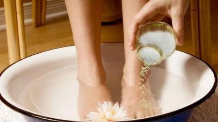 Inilah Manfaat Merendamkan Kaki dengan Air Garam Menurut dr Saddam Ismail