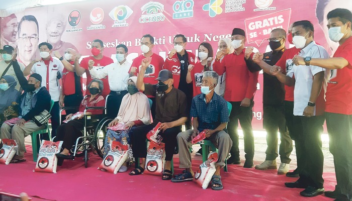 20220804-rudianto-tjen-memberikan-kaos-dan-bantuan-beras-kepada-peserta-operasi-katarak-gratis.jpg