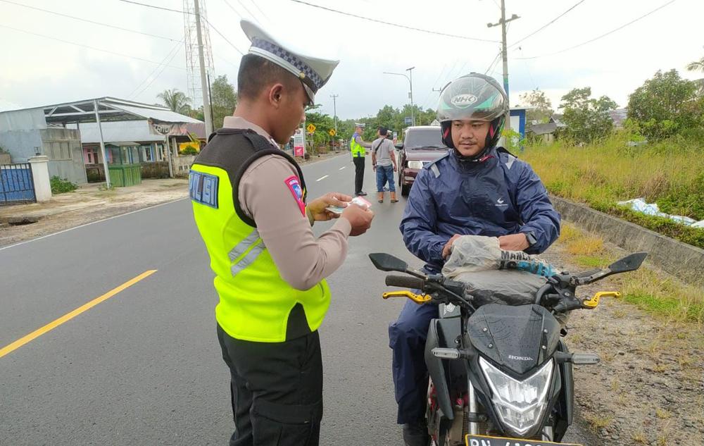 20221018-Polantas-Polres-Beltim-Memeriksa-Kelengkapan-Kendaraan-Pengendara.jpg