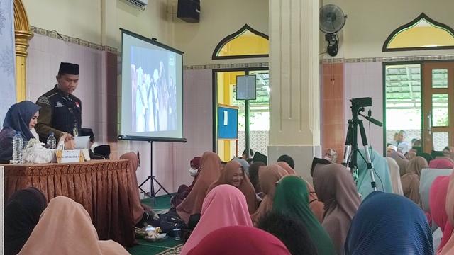 Ibu-ibu Antusias Hadiri Safari Dakwah Oki Setiana Dewi di Desa Air Seruk
