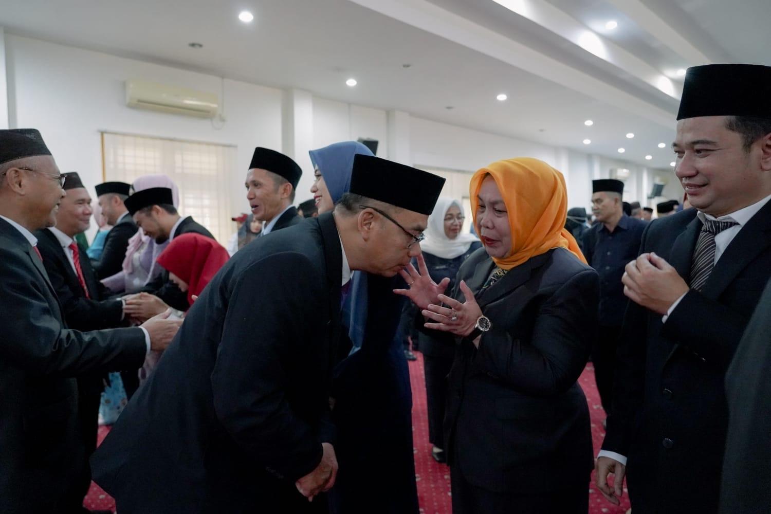 20230111-Plt-Sekda-Pangkalpinang-Mie-Go-saat-memberikan-ucapan-selamat-ke-Eka-Sekda-Pangkalpinang.jpg