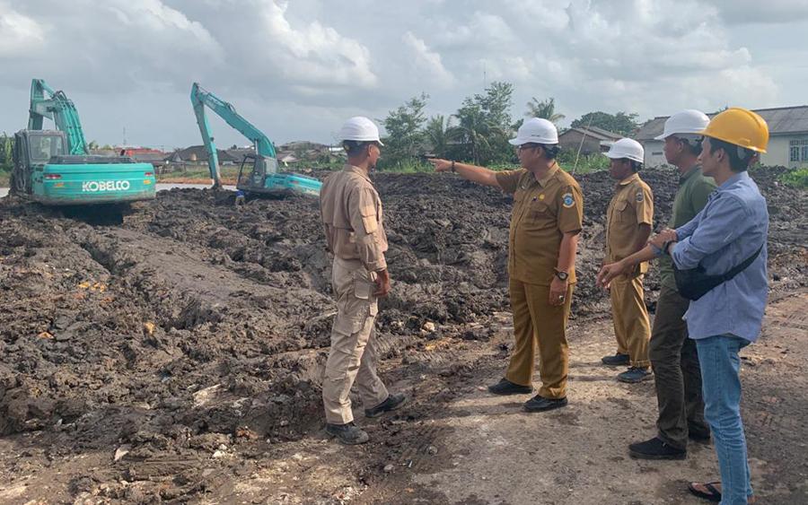20230206-Plt-Sekda-Kota-Pangkalpinang-Mie-Go-Tinjau-Pembuatan-Kolam-Retensi-Bukit-Nyato.jpg