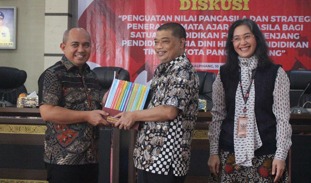 20230210-Wali-Kota-Pangkalpinang-Maulan-Aklil-Menerima-Buku-Pemahaman-Pancasila.jpg