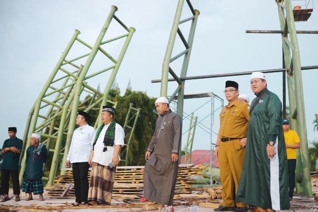 20230213_Wali-Kota-Pangkalpinang-Maulan-Aklil-meninjau-pembangunan-Masjid.jpg