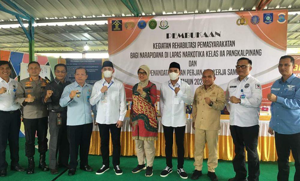 20230214-Wali-Kota-Pangkalpinang-Maulan-Aklil-Berfoto-Bersama-Kepala-Lapas-Narkotika.jpg