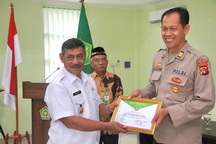 20230215-Menyerahkan-penghargaan.jpg