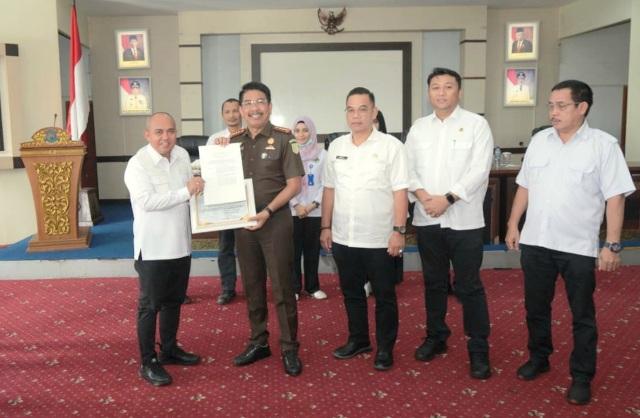 20230222_Pemkot-Pangkalpinang-memberikan-penghargaan-kepada-Kejari-Pangkalpinang.jpg