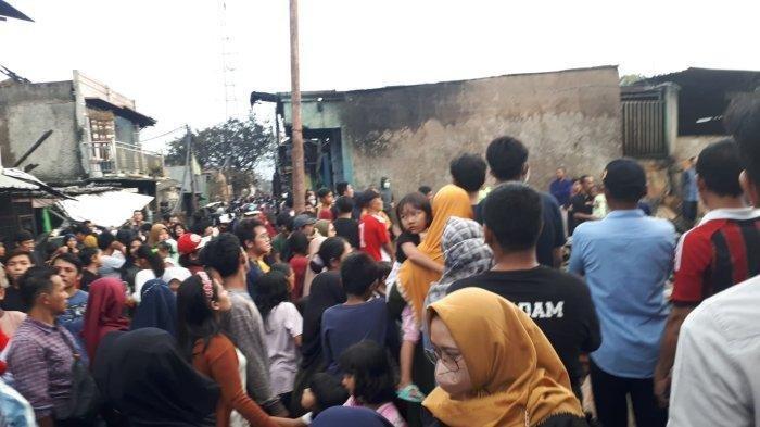 20230304-Warga-menjadikan-lokasi-kebakaran-di-permukiman-belakang-Depo-Pertamina-Plumpang.jpg