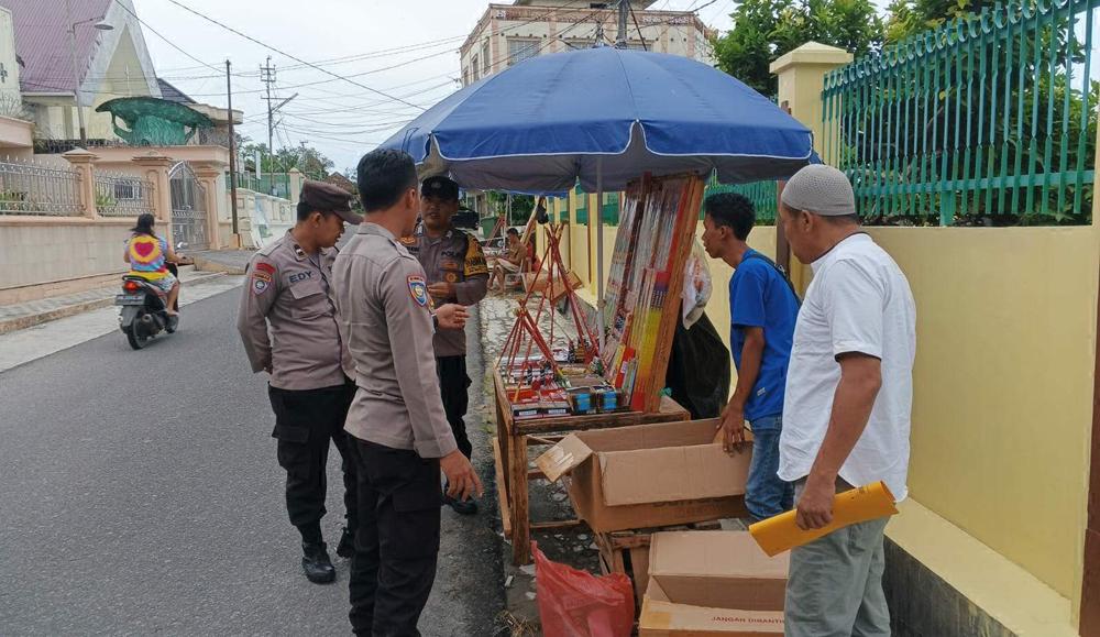 20230404-Personel-Polsek-Belinyu-Datangi-Para-Penjual-Kembang-Api-Mengecek-Penjualan-Petasan.jpg