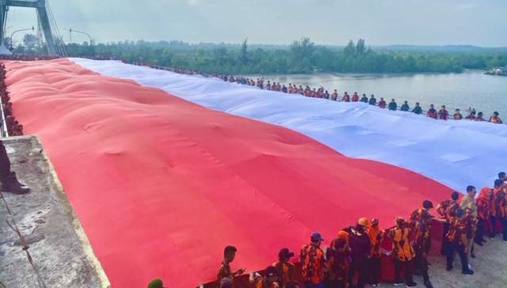 Pengingat Rasa Cinta pada Negara, Bendera Merah Putih 78x23 Meter Dibentang di Jembatan Emas Babel