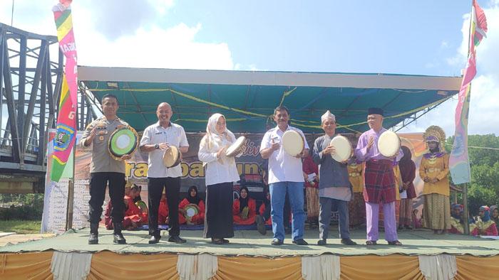 20230621-Sahani-Saleh-membuka-Festival-Jeramba-Sungai-Padang.jpg