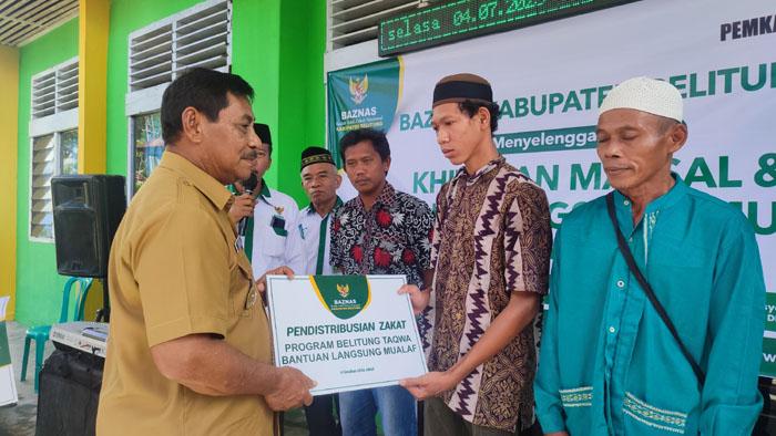 20230704-Menyerahkan-zakat-kepada-mualaf.jpg