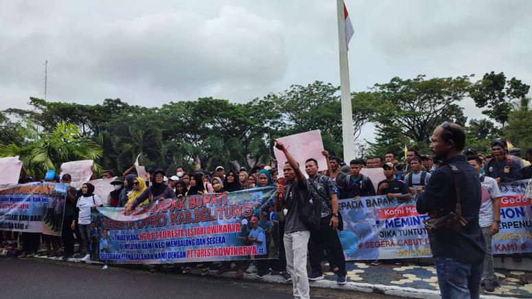20230710-Demo-polemik-masyarakat-dan-perusahaan-sawit-PT-Foresta-di-Kantor-DPRD-Belitung.jpg