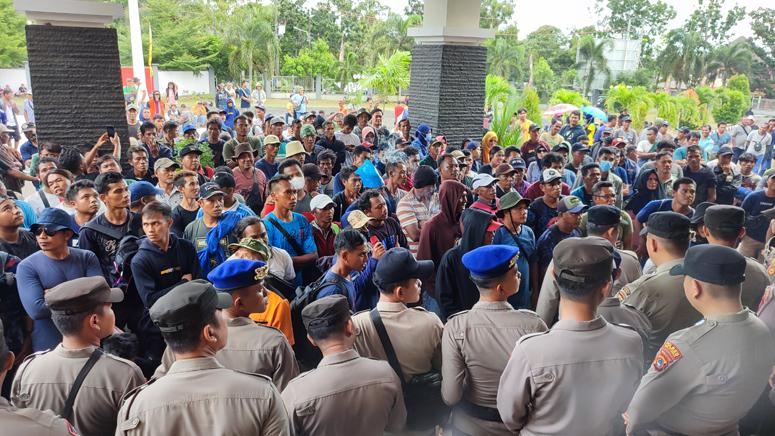 20230710-Massa-berunjuk-rasa-buntut-polemik-dengan-PT-Foresta-Lestari-di-Kantor-DPRD-Belitung.jpg