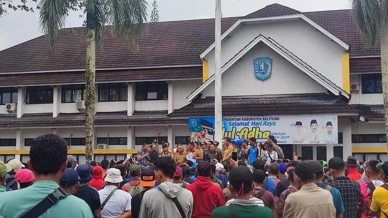 20230710-Massa-berunjuk-rasa-di-Kantor-Bupati-Belitung-Senin-1072023.jpg
