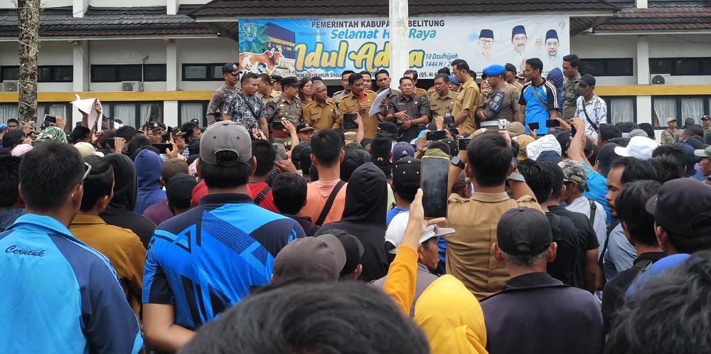 20230710-Massa-pendemo-perusahaan-sawit-bertemu-dengan-Bupati-Belitung-pada-Senin-1072023.jpg