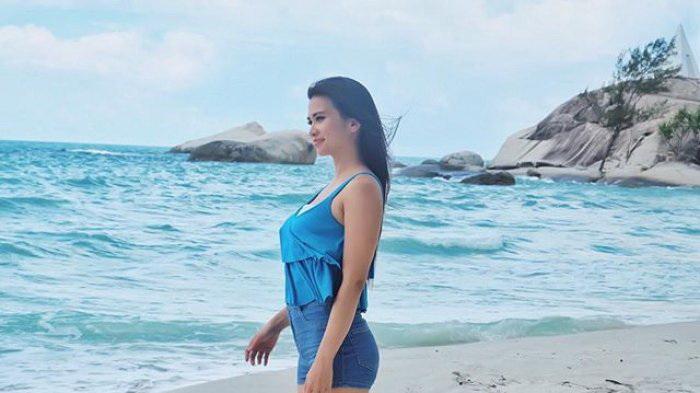 20230713-Presenter-yang-juga-artis-Maria-Vania-saat-berlibur-di-pantai.jpg