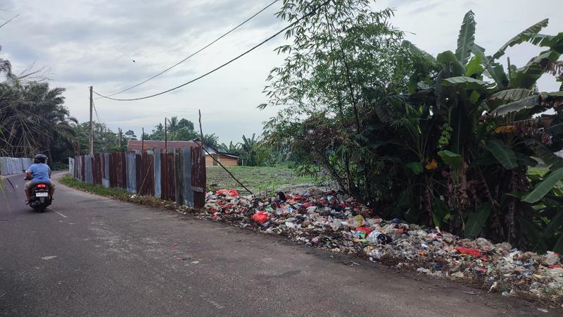 Sampah Berserakan di Jalan Aik Baik Belitung, Lurah Paal Satu Minta Warga Buang ke TPS Terdekat