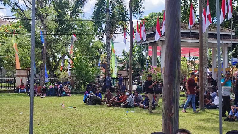 20230810-Massa-pendemo-menunggu-kehadiran-Bupati-Belitung-Sahani-Saleh.jpg