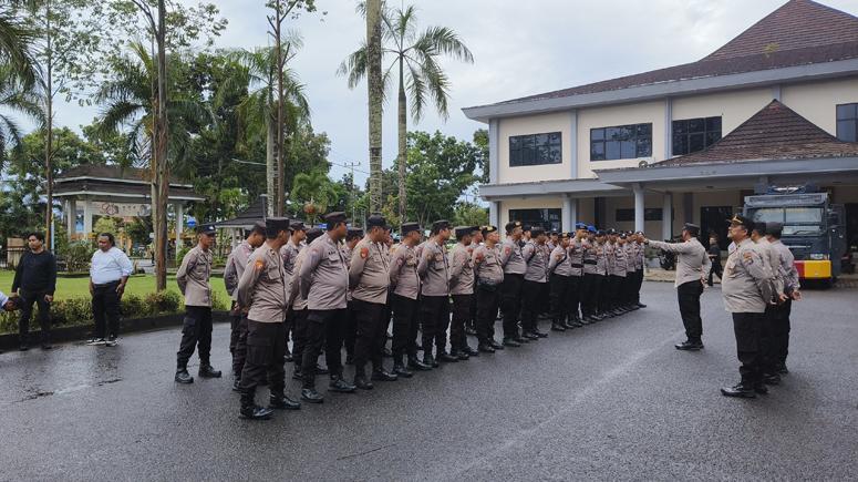 20230810-Personel-Polres-Belitung-bersiaga-mengamankan-aksi-demo-di-Kantor-Bupati-Belitung.jpg