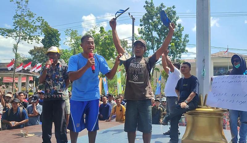 20230811-Massa-dari-tujuh-desa-terdampak-HGU-PT-Foresta-berorasi-sambil-mengangkat-sandal-jepit.jpg