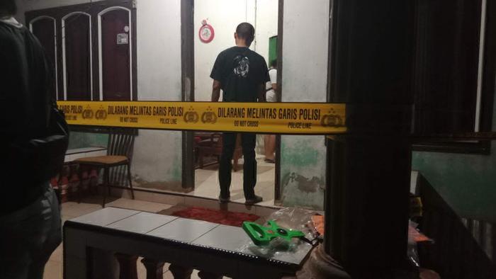 20230814-TKP-Kasus-Pembunuhan-terhadap-ayah-kandung-di-Desa-Rias-dipasangi-garis-polisi.jpg