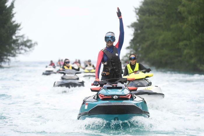20230819-Anindya-Putri-saat-bermain-jet-ski-bersama-para-alumni-Miss-Universe-2015.jpg