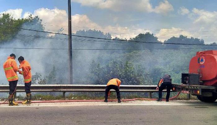 Sehari Terjadi Empat Kali Karhutla, BPBD dan Damkar Bangka Tengah Gotong Royong Padamkan Api