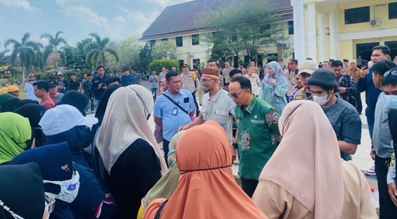 20231026-Warga-geruduk-kantor-Bupati-Bangka-Tengah.jpg