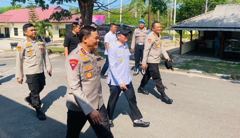 20231110-Kapolda-Babel-bersilaturahmi-dengan-Bupati-Bangka-Tengah.jpg