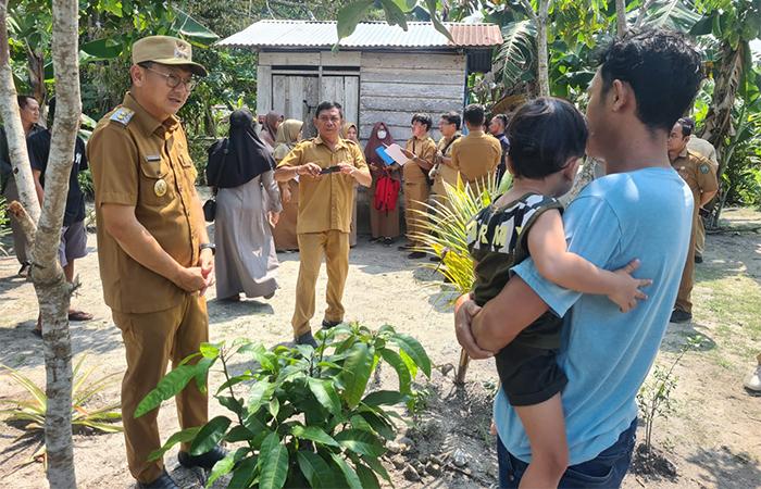 20231121-Wabup-Belitung-Isyak-Meirobie-temui-keluarga-warga-yang-terdata-sebagai-miskin-ekstrem.jpg