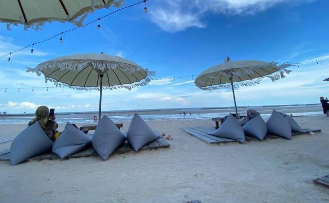 Besar Tarif Masuk Kawasan Wisata Pantai Pasir Padi Pangkalpinang, Termasuk Parkir Hingga Bilas