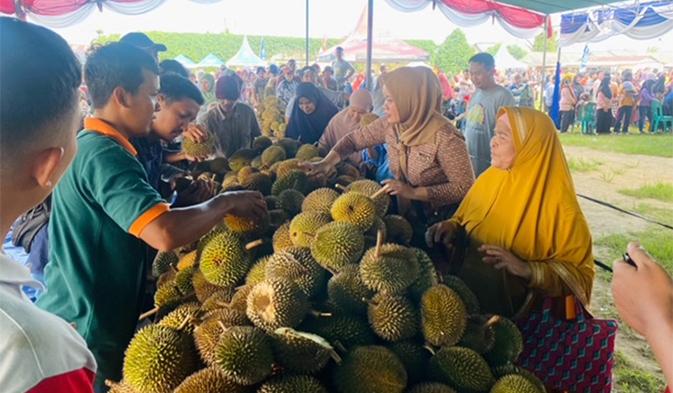 20240211-Warga-antre-mengambil-durian-gratis-yang-disediakan-dalam-acara-Pesona-Gebyar-Durian.jpg