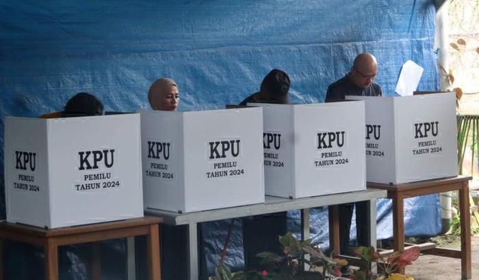 20240214-Pj-Bupati-Belitung-Yuspian-memberikan-hak-suaranya-di-TPS-01-Lesung-Batang.jpg