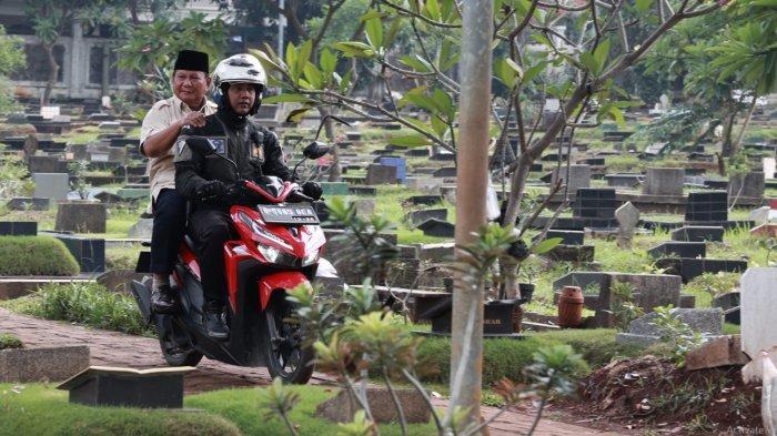 Real Count Lembaga Survei Mengejutkan, Prabowo Langsung Naik Motor Ziarah ke Makam Ayah