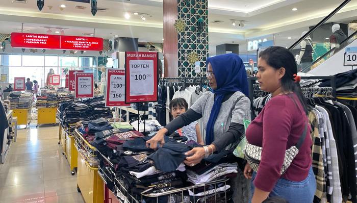 20240319-Sejumlah-warga-memilih-produk-fesyen-di-Ramayana-Pangkalpinang.jpg