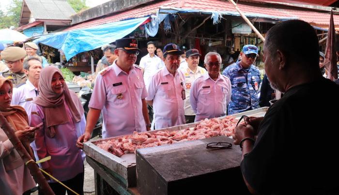20240327-Pj-Bupati-Belitung-Yuspian-bersama-rombongan-meninjau-Pasar-Tanjungpandan.jpg