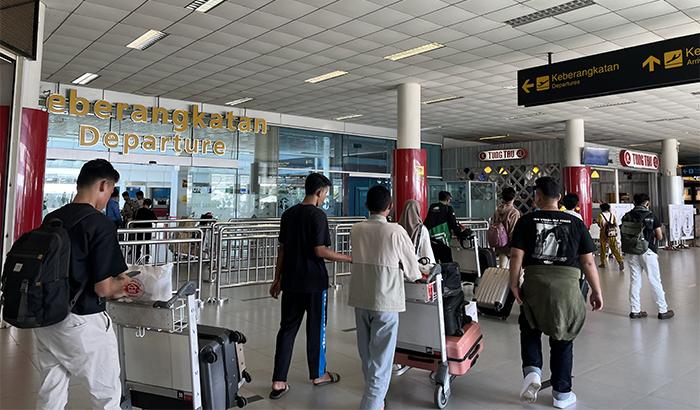 20240331-Para-pemudik-berjalan-menuju-pintu-keberangkatan-Bandara-Depati-Amir-Pangkalpinang.jpg