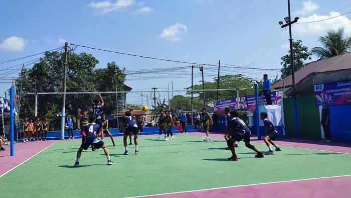 20240725-Pertandingan-voli-putra-Belitung-vs-Bangka-Selatan-di-Lapangan-AKA.jpg