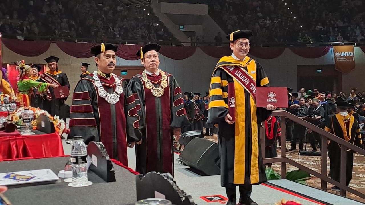 Isyak Meirobie Dikukuhkan Jadi Doktor Manajemen Terbaik Universitas Tarumanagara