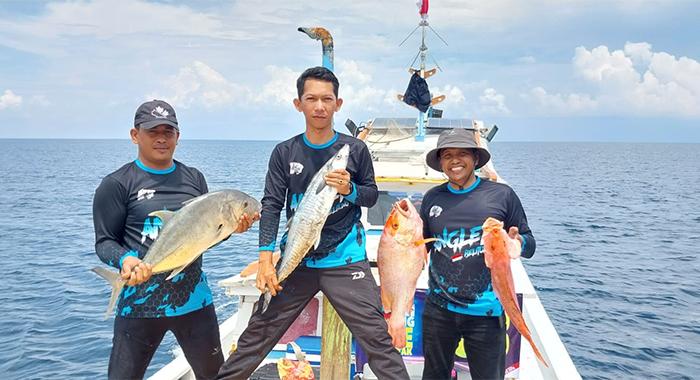 20241110-Gemek-Fishing-Club-menunjukkan-ikan-hasil-pancingan.jpg