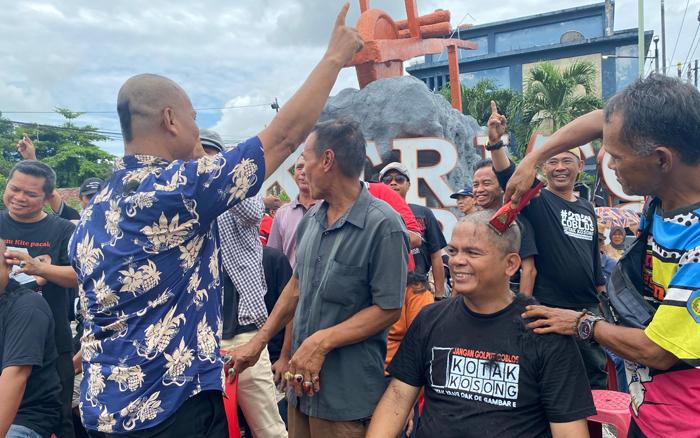 Relawan Kotak Kosong Cukur Massal dan Ngambur Beras Kunyit di Tugu Kerito Surong Pangkalpinang