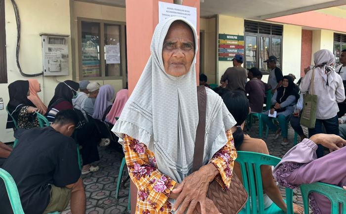 20241210-Nenek-Zubaida-usai-menerima-bantuan-CBP-di-Kantor-Kecamatan-Pangkalan-Baru.jpg