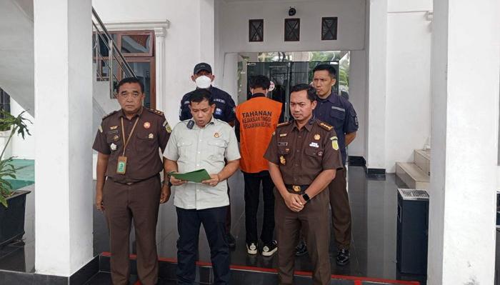 20241217-Pejabat-Kejati-Babel-menahan-tersangka-perangkat-Desa-Tanjung-Kelumpang.jpg