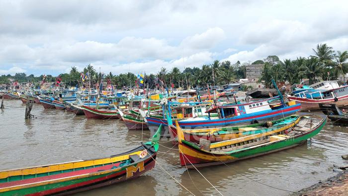 20250220-Kapal-kapal-nelayan-bersandar-di-Pelabuhan-Bom-Pendek-Bangka-Selatan.jpg