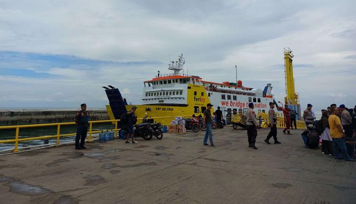 20250326-Kapal-roro-bersandar-di-Pelabuhan-Tanjungkalian-Mentok-Bangka-Barat.jpg