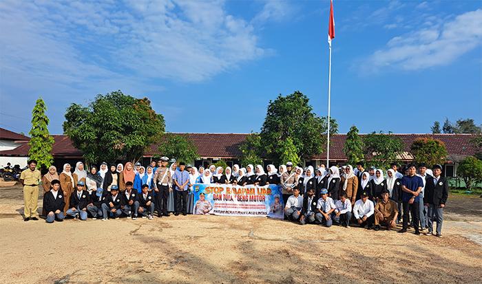 20250428-Jajaran-Polres-Belitung-Timur-berfoto-bersama-siswa-siswi-SMK-Handayani-Manggar.jpg
