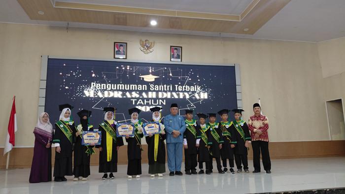 Sosok Adinda Santri Terbaik Pertama Wisuda MDT Beltim 2025, Persembahkan Penghargaan untuk Orang Tua