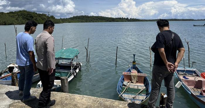 Personel Polsek Sijuk Belitung Cek Area Pantai Munsang Pasca Penertiban Tambang Ilegal
